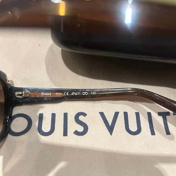 Louis Vuitton sunglasses - Picture 4 of 6